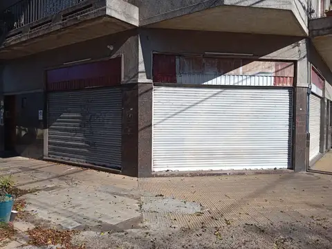 Local 110 mts2 cubiertos (aprox)