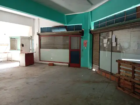 Local 110 mts2 cubiertos (aprox)