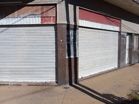 Local 110 mts2 cubiertos (aprox)