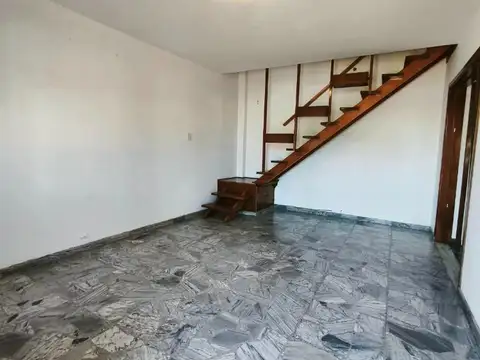 Depto Tipo Casa en Alquiler de 3 ambientes