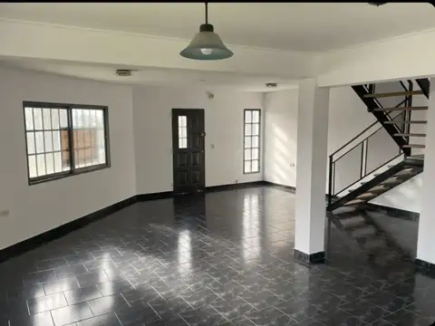 Casa 6 ambientes con 2 baños