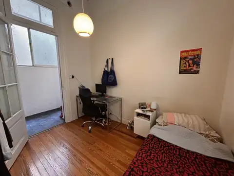 Departamento 3 ambientes, en primer piso por escalera, sobre Av. Rivadavia en Almagro en venta