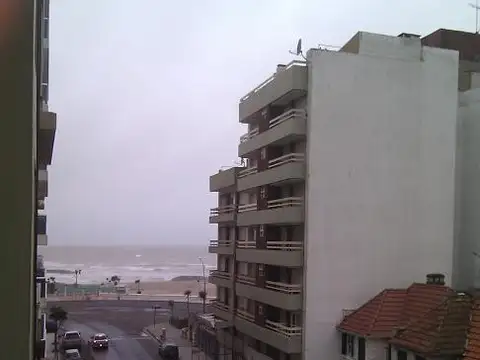 Impecable ambiente a la calle.