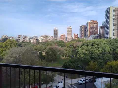 Impecable semipiso con cochera y baulera frente a Parque Las Heras