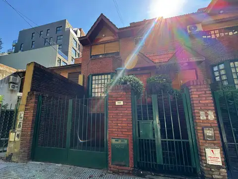 Venta de Casa de 5 ambientes con 2 Cocheras, Patio, Parrilla y Terraza Propia en Caballito