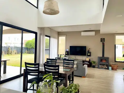 Casa 4 ambientes con 3 baños