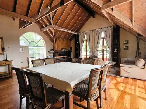 Casa en Alquiler con 2 cocheras