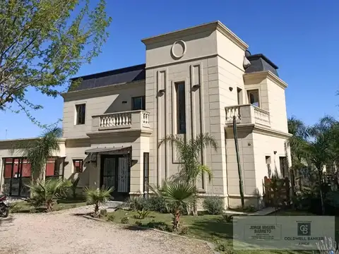 CASA ESTILO FRANCÉS 6 AMBIENTES PILETA Y JARDIN