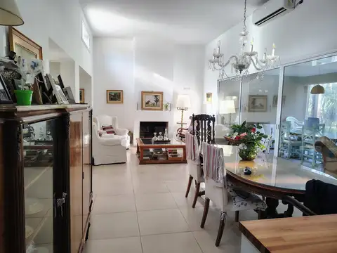 Casa 5 ambientes con 3 baños