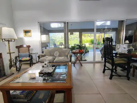 Casa en Venta con 3 cocheras