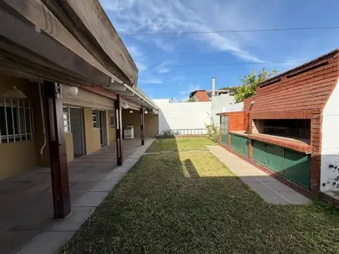 Casa en Alquiler Poeta Lugones patio verde cochera