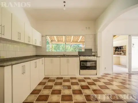 Casa en Alquiler con 2 cocheras