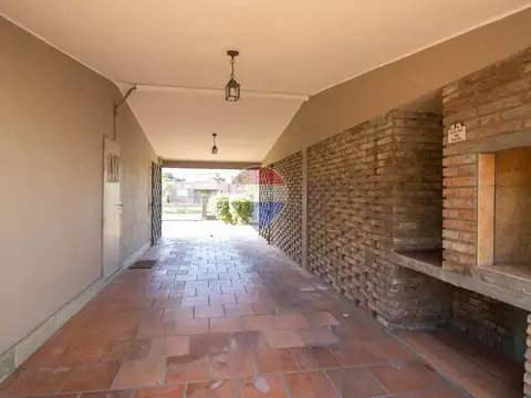 Casa 8 ambientes con 2 baños