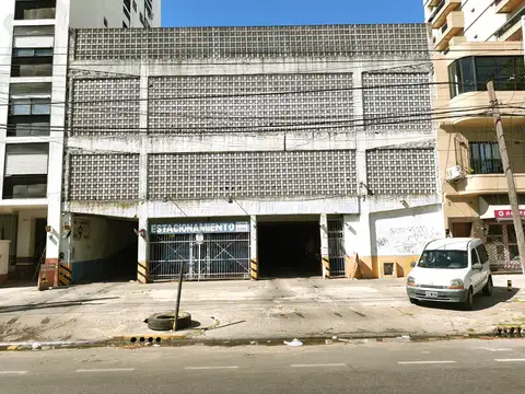 Depósito sobre lote de 1216 m2. 3500 m2 cubiertos en 3 plantas. Av. Mitre 5868 Avellaneda