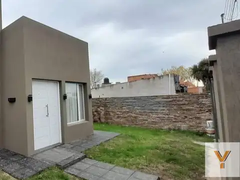 Casa en venta - 2 Dormitorios 2 Baños - Cocheras - 300Mts2 - Carhué