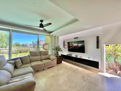 Casa en Venta con 6 cocheras