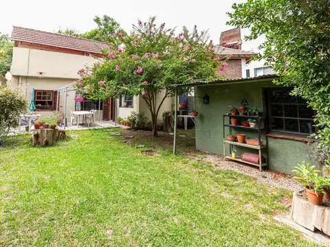 Casa en Venta, 5 Ambientes con Hermoso Jardin