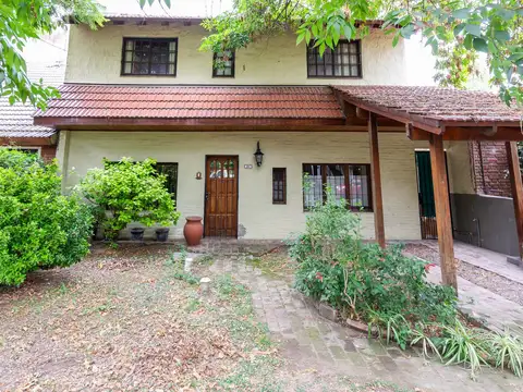 Casa en Venta, 4 Ambientes con Hermoso Jardin