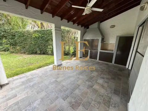 Casa 5 ambientes con 3 baños