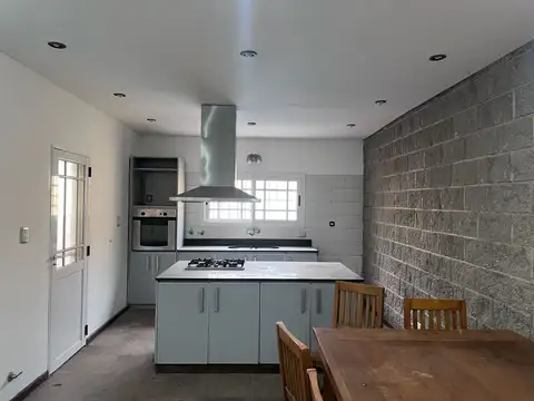 Casa 6 ambientes con 2 baños