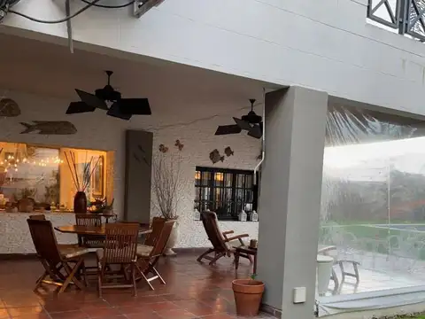 Casa 5 ambientes con 4 baños