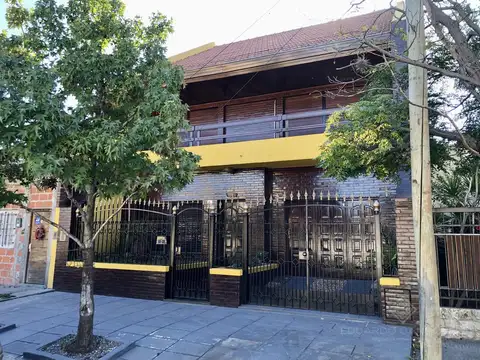 Excelente inmueble de 4 dormitorios - 3 baños -  jardín y  pileta   Vta Dta - Apto Credito 