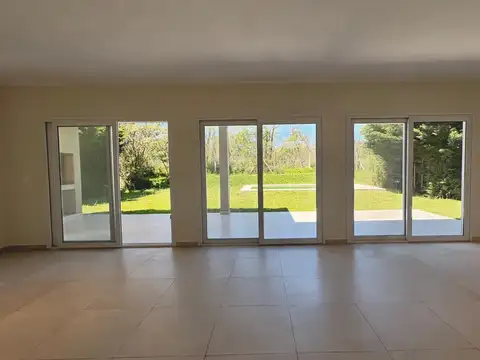 Casa 4 ambientes con 3 baños