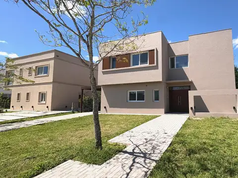 Venta | Casa de 4 ambientes con pileta | Acacias, Puertos