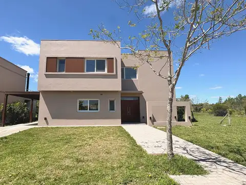 Venta | Casa de 4 ambientes con pileta | Acacias, Puertos