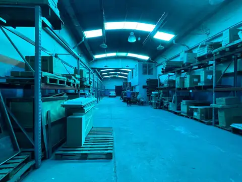Venta de 2 galpones en L con 880m2 cub