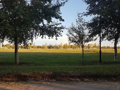 Venta Terreno / Lote a la laguna en Haras Del Sur III La Plata