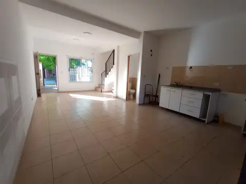 Casa 4 ambientes con 2 baños