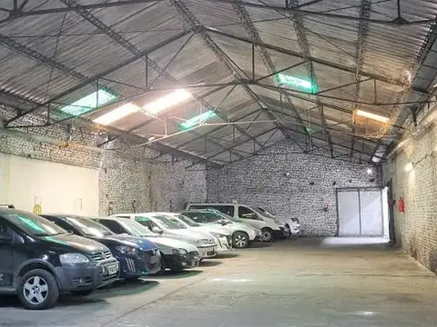 Depósito en Venta sobre Av. Mitre con gran frente y espacio libre de columnas interno
