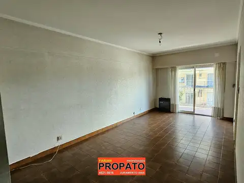 Depto de 3 ambientes al frente con balcón, cocina comedor diario y baño completo 