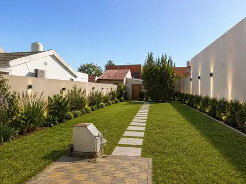 Casa 3 ambientes con cochera, con terreno libre, apto duplex, Banfield, Remedios De Escalada, Lanus