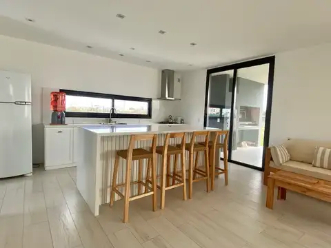 Casa en Alquiler con 3 cocheras