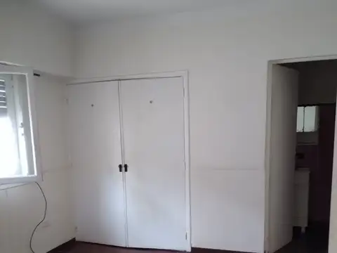 Chalet Castelar Sur. Amplio lote. Buena ubicación, cercano a la estación. APTO CREDITO