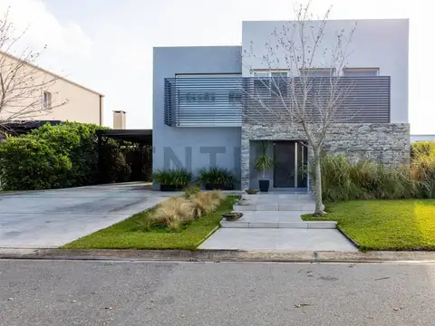 EXCELENTE CASA EN LOTE INTERNO EN TIPAS, 4 Ambientes, doble galería, jardín parquizado,riego, piscin