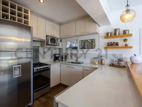 EXCELENTE CASA EN LOTE INTERNO EN TIPAS, 4 Ambientes, doble galería, jardín parquizado.