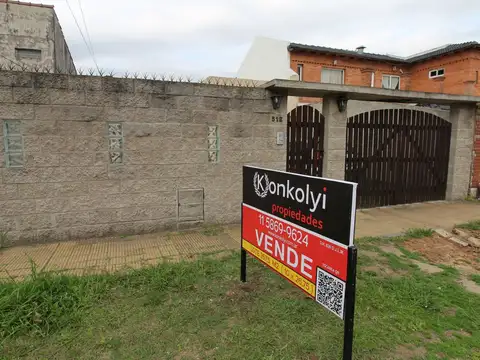 CASA 3 AMBIENTES CON COCHERA Y JARDIN ESCUCHA OFERTAS