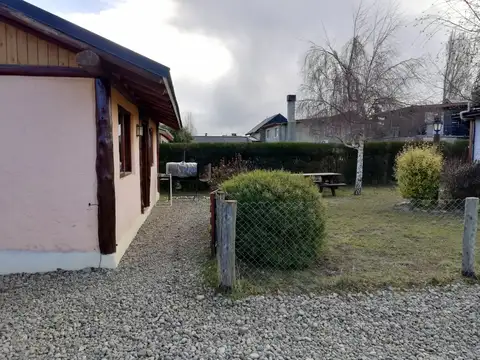 Cómoda cabaña de dos ambientes, en una planta, con entrada de auto y jardín.
