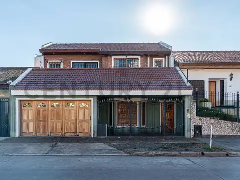 Exclusiva residencia familiar con jardín, quincho y suite en Ramos Mejía