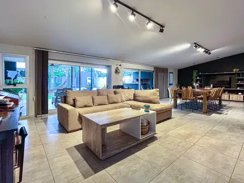 VENTA/ PERMUTA- Casa de 2 dormitorios, galería, pileta y cochera- Cañada De Gómez, Santa Fe