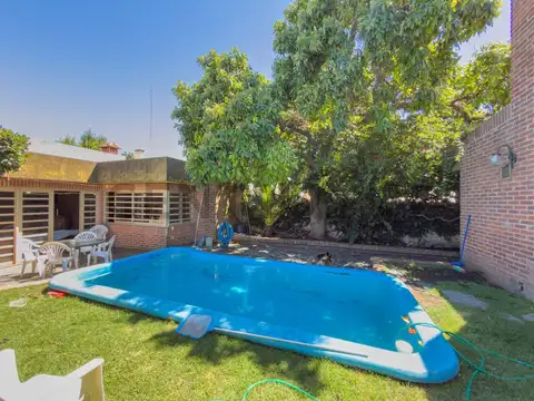 Casa en venta en City Bell de 3 dormis entre caminos, apta banco