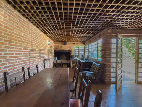 Casa en venta en City Bell de 3 dormis entre caminos, apta banco