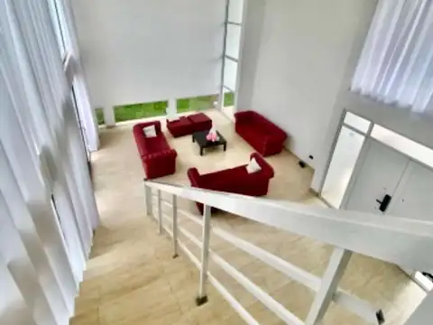 Casa en Alquiler con 3 cocheras