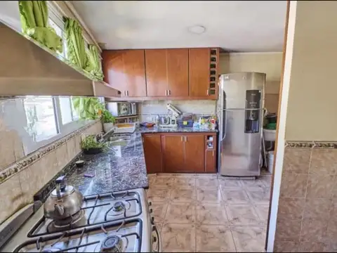 VENTA DE CASA 4 AMBIENTES CON LOCAL COMERCIAL EN PLANTA BAJA EN FLORESTA APTO CREDITO
