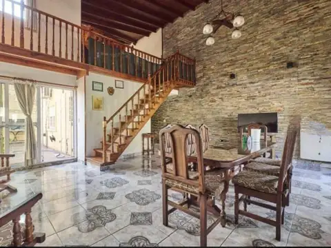 VENTA DE CASA 4 AMBIENTES CON LOCAL COMERCIAL EN PLANTA BAJA EN FLORESTA APTO CREDITO