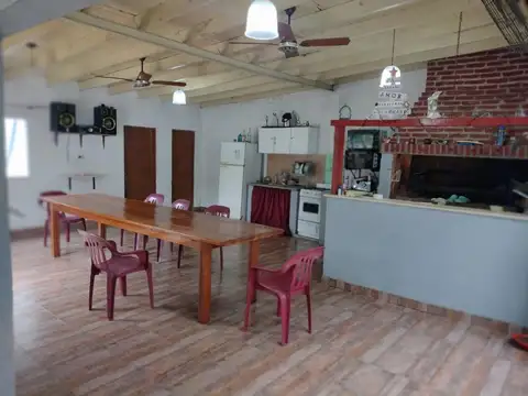 CASA CON QUINCHO Y PILETA a mts de Posada Hambarè