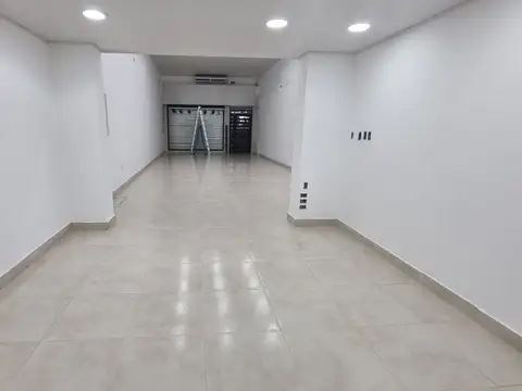 ALQUILER DE IMPORTANTE LOCAL COMERCIAL SOBRE AVENIDA PRINCIPAL DE MERCEDES